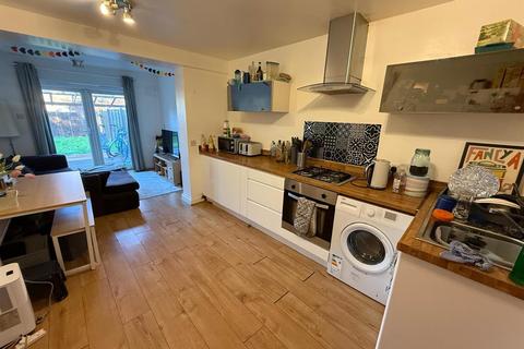 3 bedroom flat to rent, London Road Mitcham