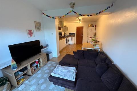 3 bedroom flat to rent, London Road Mitcham