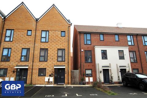 4 bedroom end of terrace house to rent, Maiden Way, Rainham, RM13