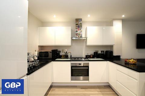4 bedroom end of terrace house to rent, Maiden Way, Rainham, RM13