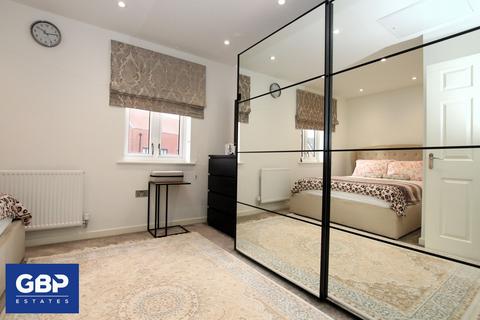 4 bedroom end of terrace house to rent, Maiden Way, Rainham, RM13