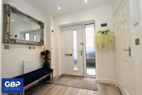 4 bedroom end of terrace house to rent, Maiden Way, Rainham, RM13
