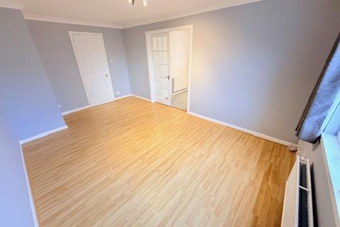 3 bedroom flat to rent, Mid Street, Kirkcaldy, KY1