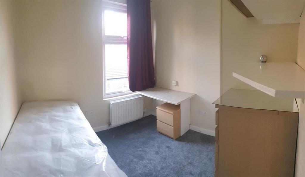 Bright single bedroom with a fitted single bed,...