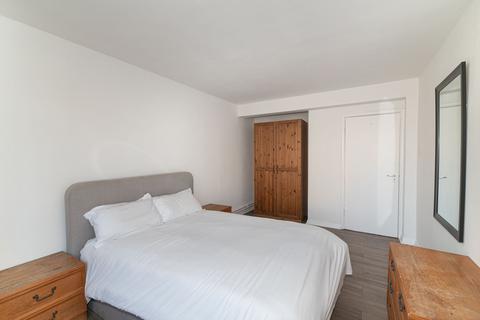 3 bedroom flat to rent, Tonsley Street, Lincoln Court Tonsley Street, SW18