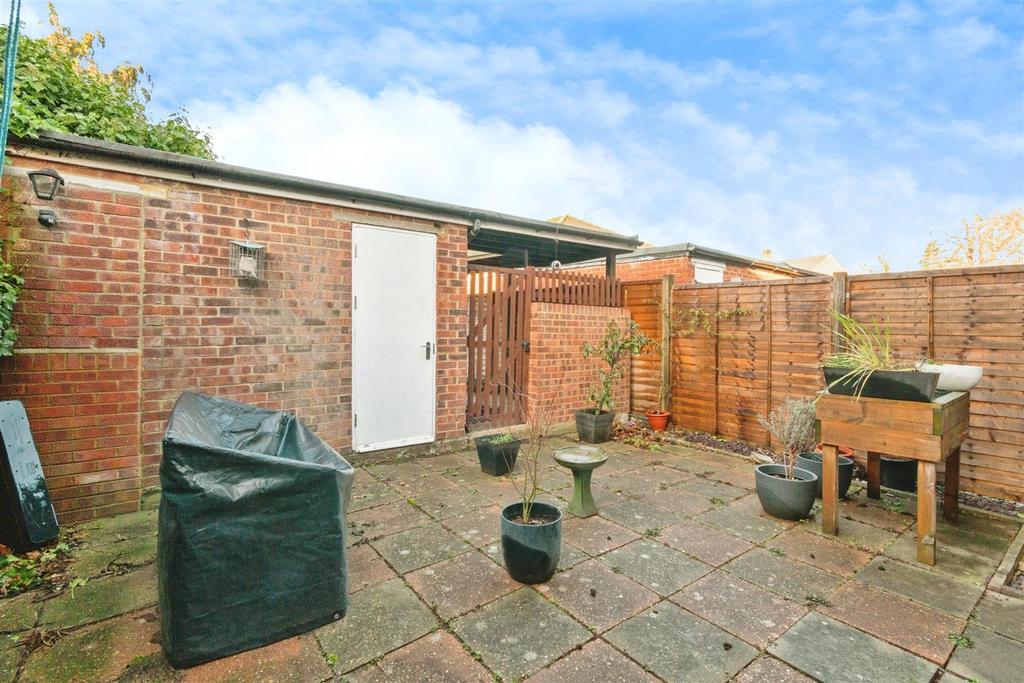 West Facing Garden & Garage