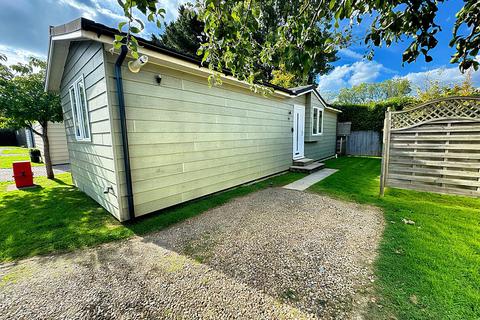 2 bedroom lodge for sale - Golden Cross, Hailsham BN27