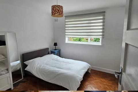 undefined, Queens Road, Twickenham TW1