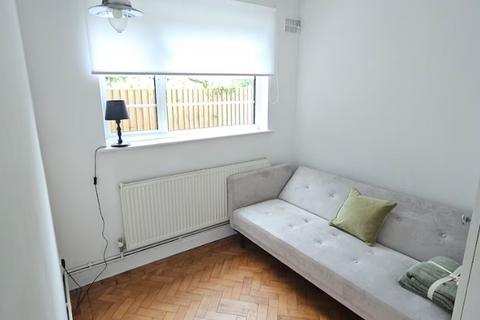 undefined, Queens Road, Twickenham TW1