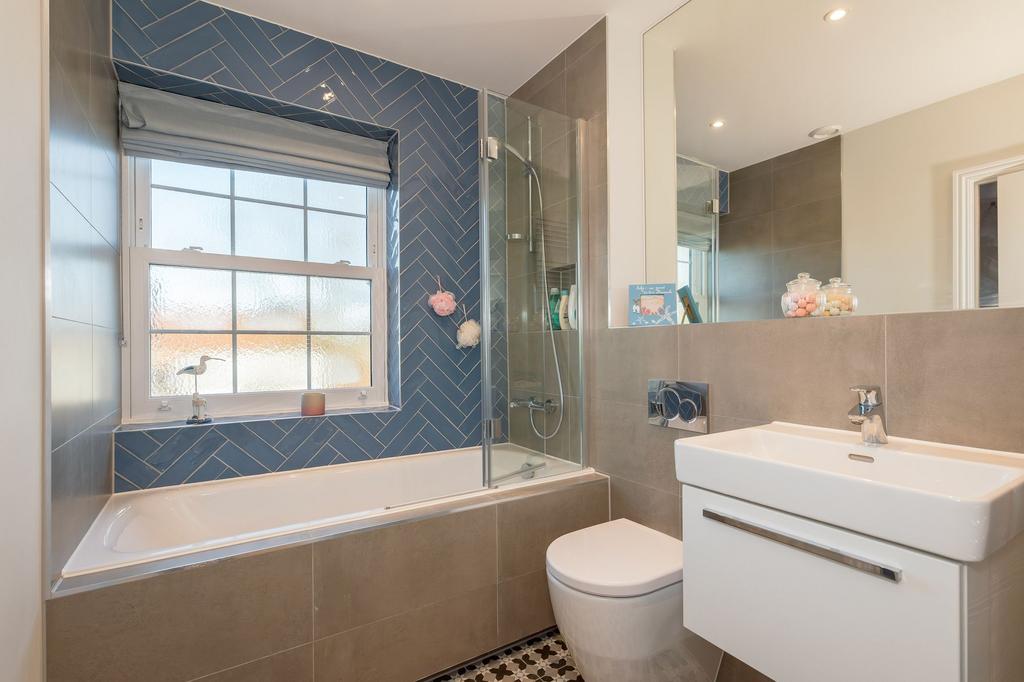 En-suite/ main bathroom