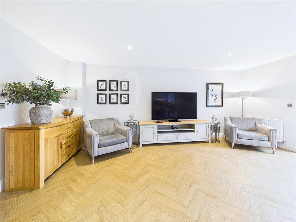 CAM04366 G0-PR0160-STILL016.jpg