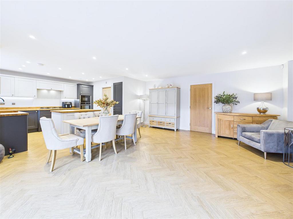 CAM04366 G0-PR0160-STILL017.jpg