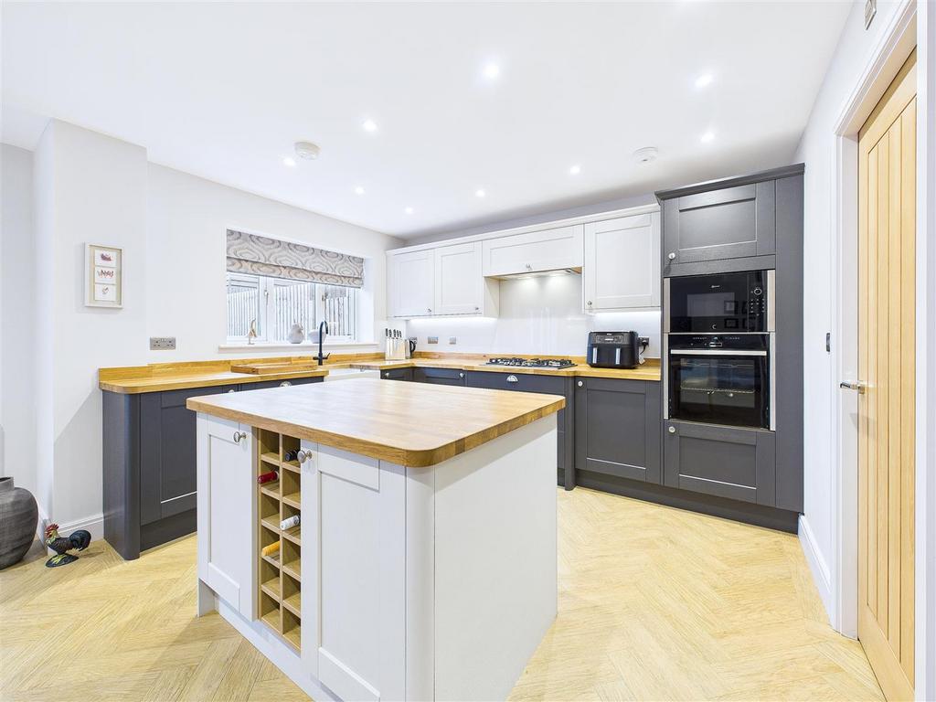 CAM04366 G0-PR0160-STILL020.jpg