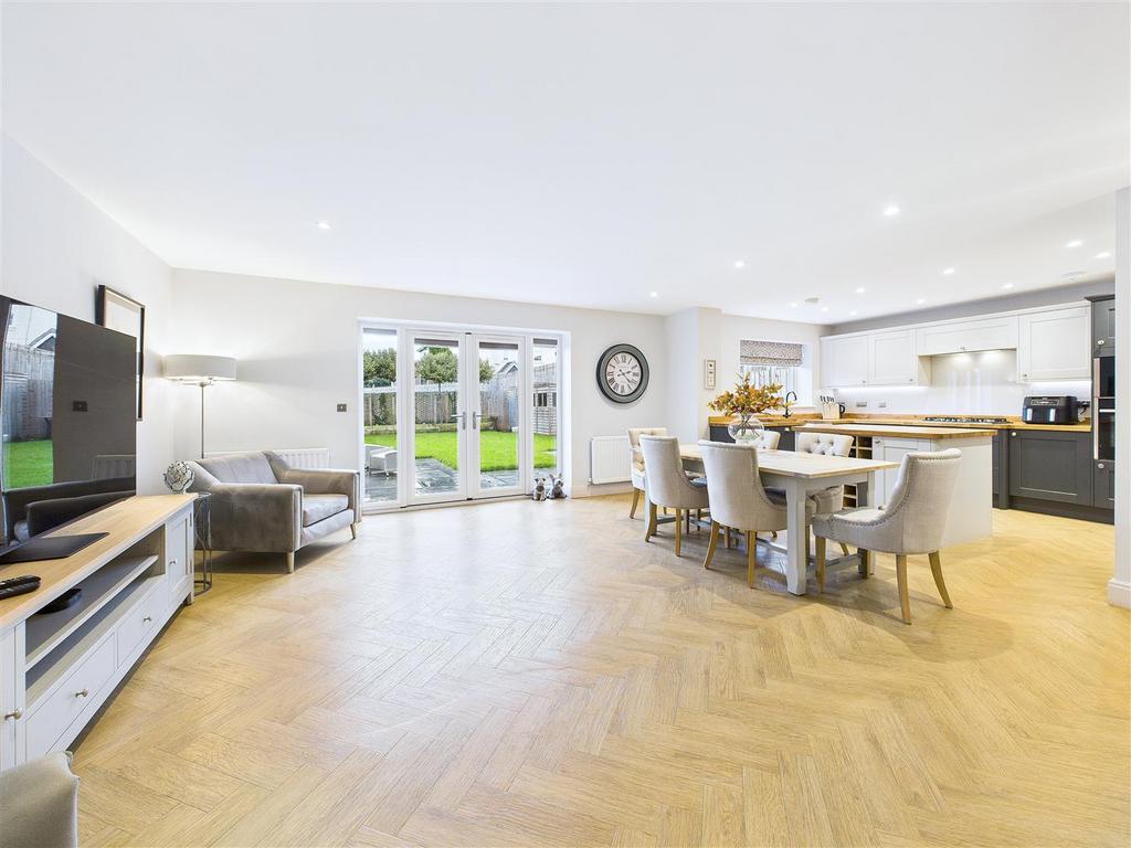 CAM04366 G0-PR0160-STILL014.jpg