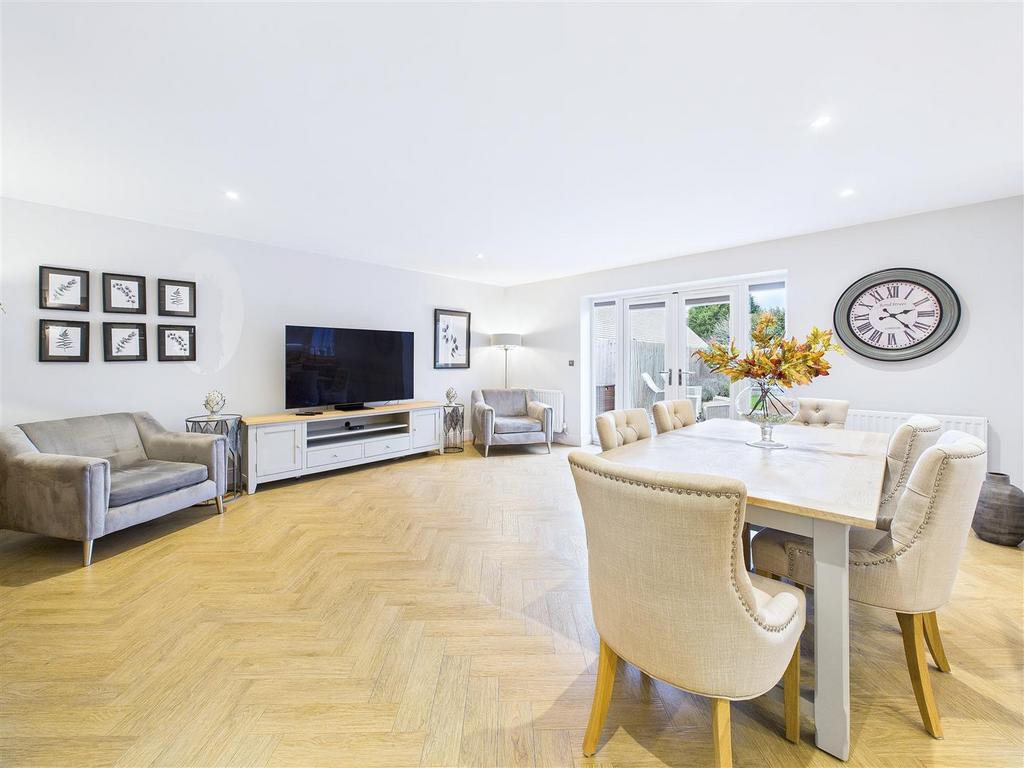 CAM04366 G0-PR0160-STILL015.jpg