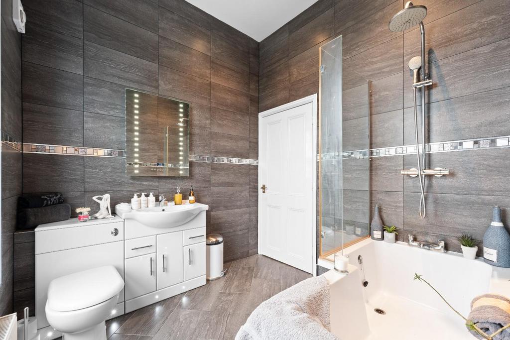 BATHROOM 02.jpg
