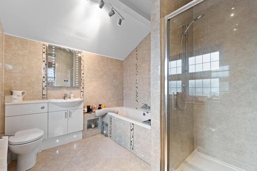 BED 1 ENSUITE.jpg