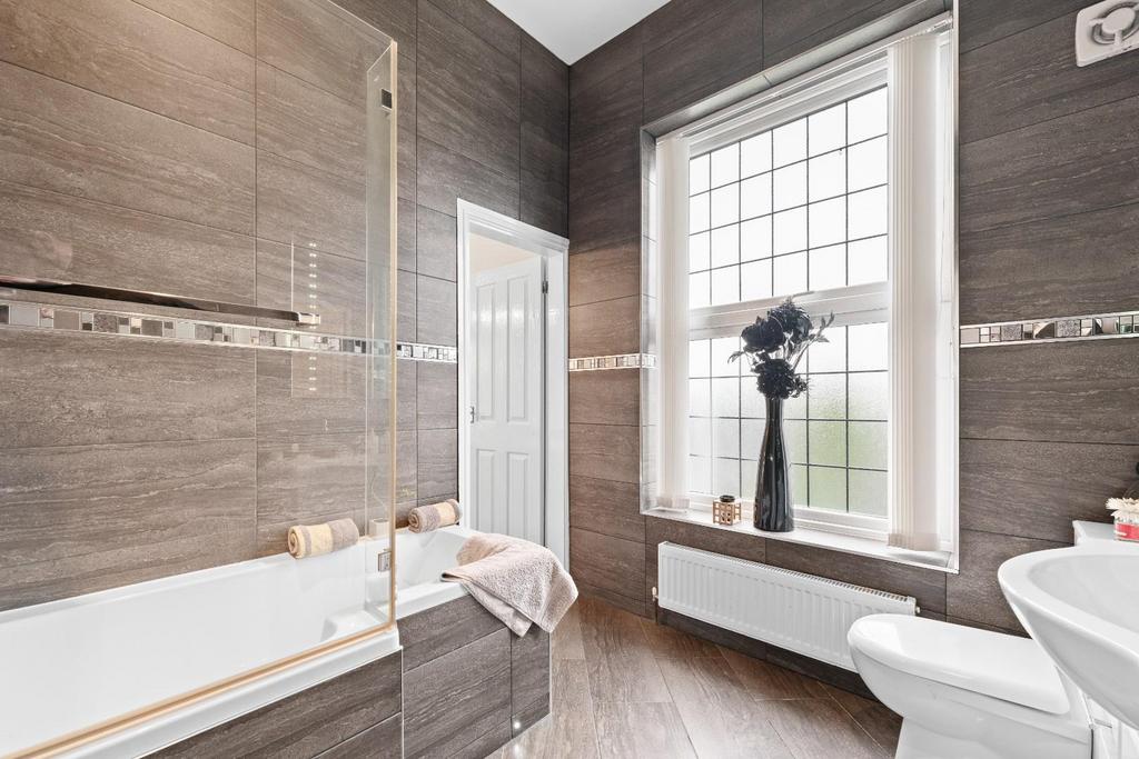 BATHROOM 01.jpg
