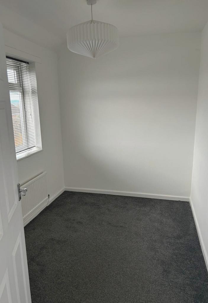 Bright, freshly painted single bedroom with neu...