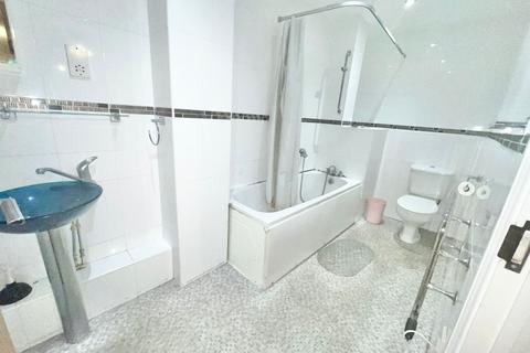 1 bedroom in a flat share to rent, Townsend Way, Birmingham B1