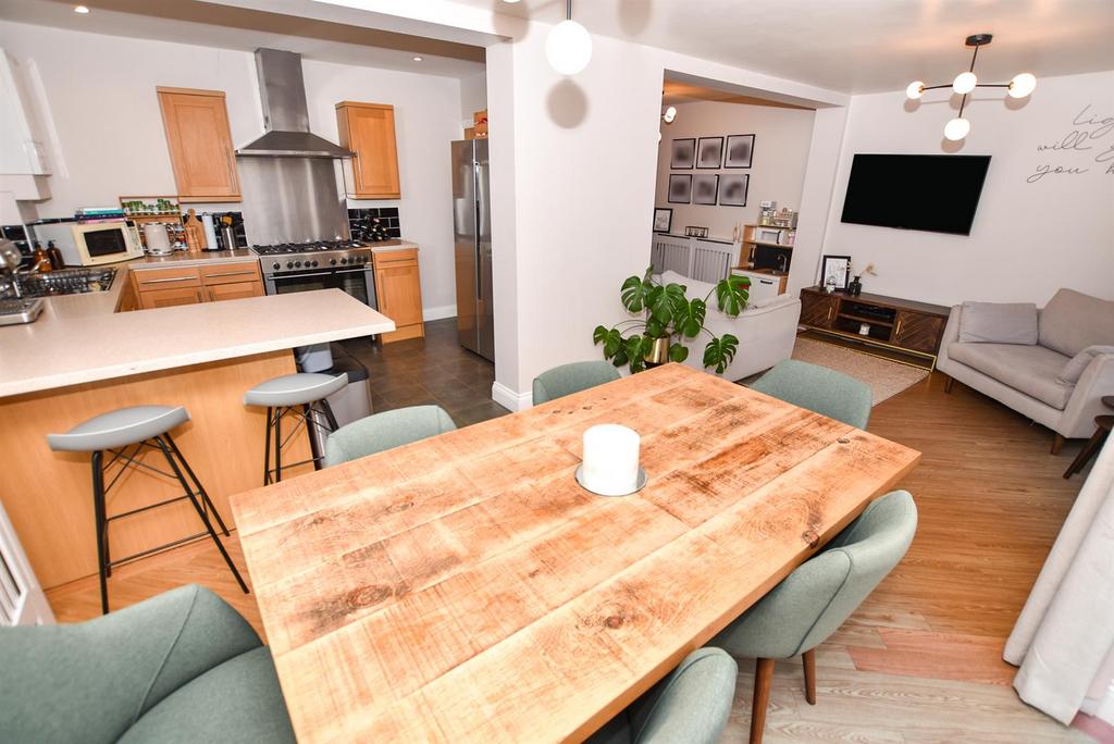 L-Shaped Lounge/Diner