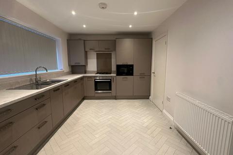 4 bedroom detached house to rent, Lady Royd Gardens, Bradford, West Yorkshire, BD9