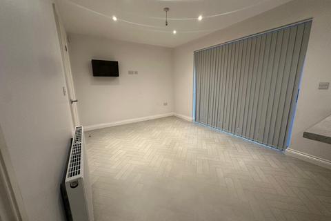 4 bedroom detached house to rent, Lady Royd Gardens, Bradford, West Yorkshire, BD9