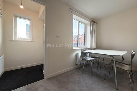 2 bedroom house to rent, Blossom Way, Salford M6