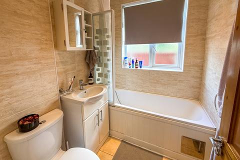 2 bedroom maisonette for sale, Chalfont Court, London, NW9