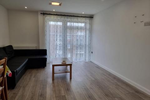 2 bedroom flat to rent, Lulworth Avenue, Wembley