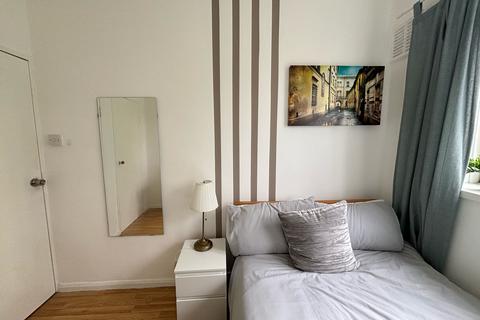 4 bedroom flat share to rent - Smart Street, London E2