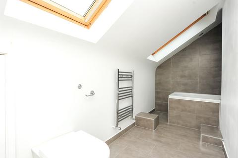 2 bedroom flat to rent, Hilliard Road, Northwood, HA6