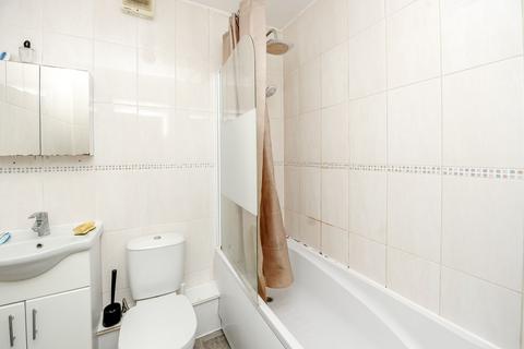 3 bedroom flat to rent, Pinner Green, Pinner, HA5