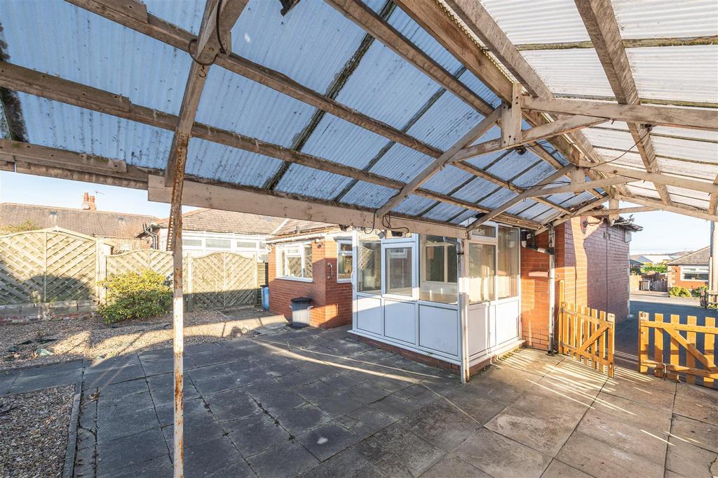 18 - 4 South Lane Gardens HX5 0 HS.jpg
