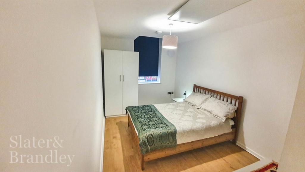 Lrg Flat 4 Beedroom 1