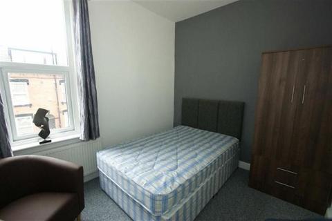 3 bedroom house to rent, 7 Pennington Grove, LS6 2JL