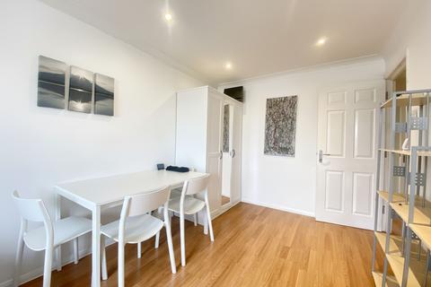 1 bedroom apartment to rent, Chiltern View Road, Uxbridge, UB8