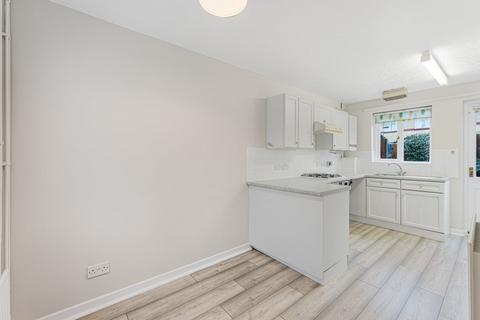 2 bedroom property to rent, Heaton Close, Chingford
