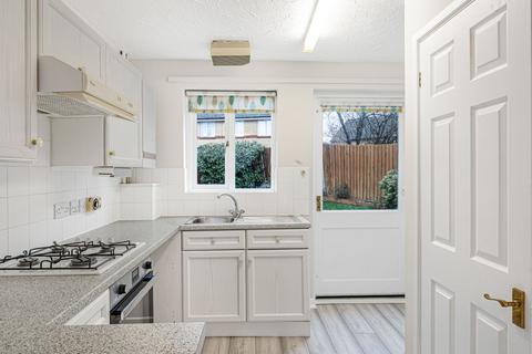 2 bedroom property to rent, Heaton Close, Chingford