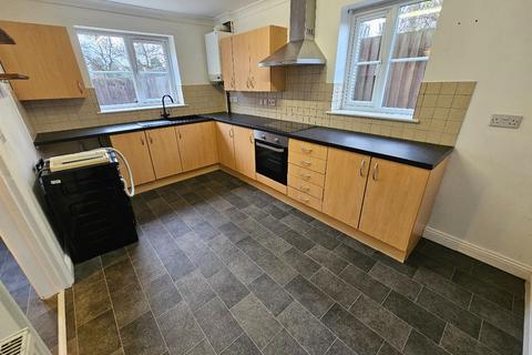 3 bedroom semi-detached house to rent, Bruce Close, Wisbech