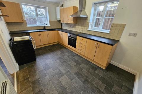3 bedroom semi-detached house to rent, Bruce Close, Wisbech