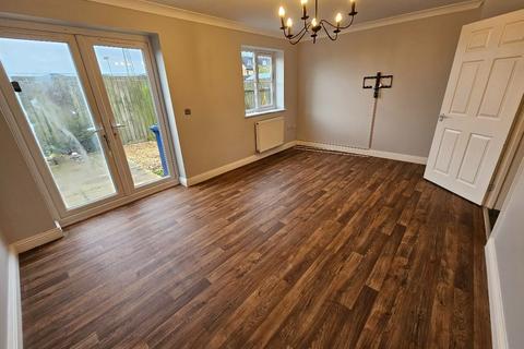 3 bedroom semi-detached house to rent, Bruce Close, Wisbech