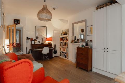 4 bedroom semi-detached house for sale, Shrewsbury Road, Redhill