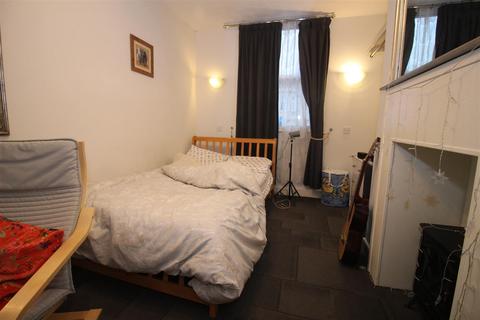 Studio to rent, Monmouth Place, City Centre