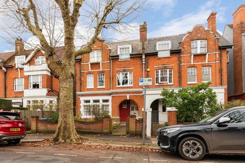 4 bedroom flat to rent, Dartmouth Road, London NW2