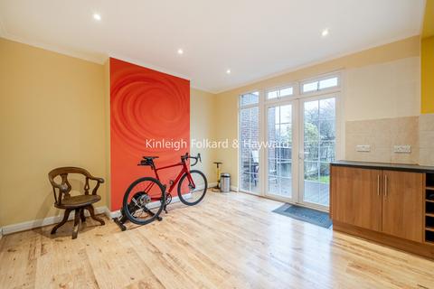 3 bedroom semi-detached house to rent, Kingsway, New Malden, KT3