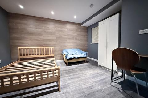 1 bedroom in a house share to rent, Vicarage Farm Road, Hounslow, TW5