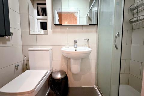 1 bedroom in a house share to rent, Vicarage Farm Road, Hounslow, TW5