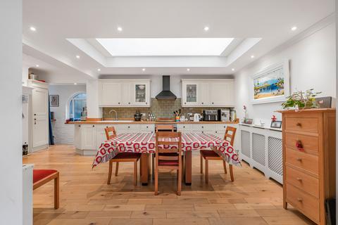 3 bedroom apartment for sale, Ashtead Village