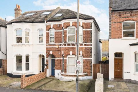 3 bedroom flat to rent, Alexandra Road, London SW19